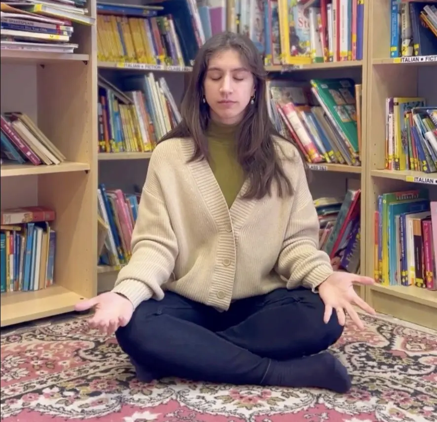 girl_meditation_library