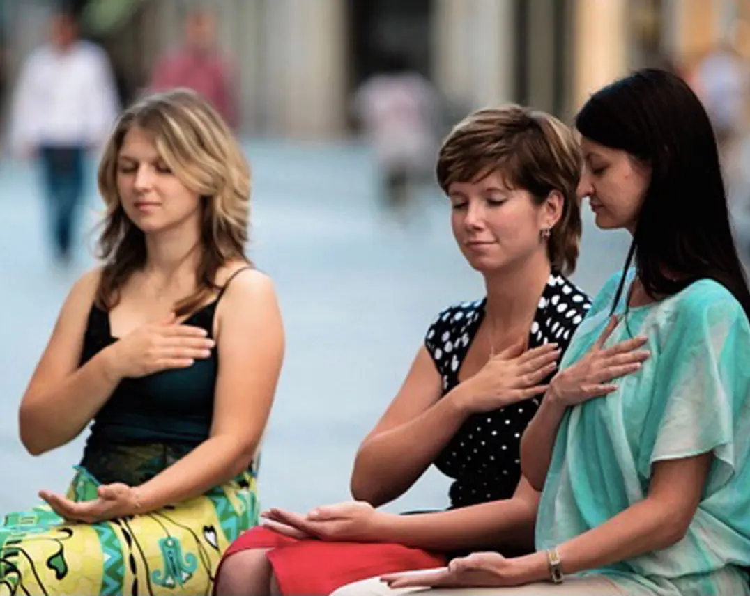 girls_meditation_sahaja